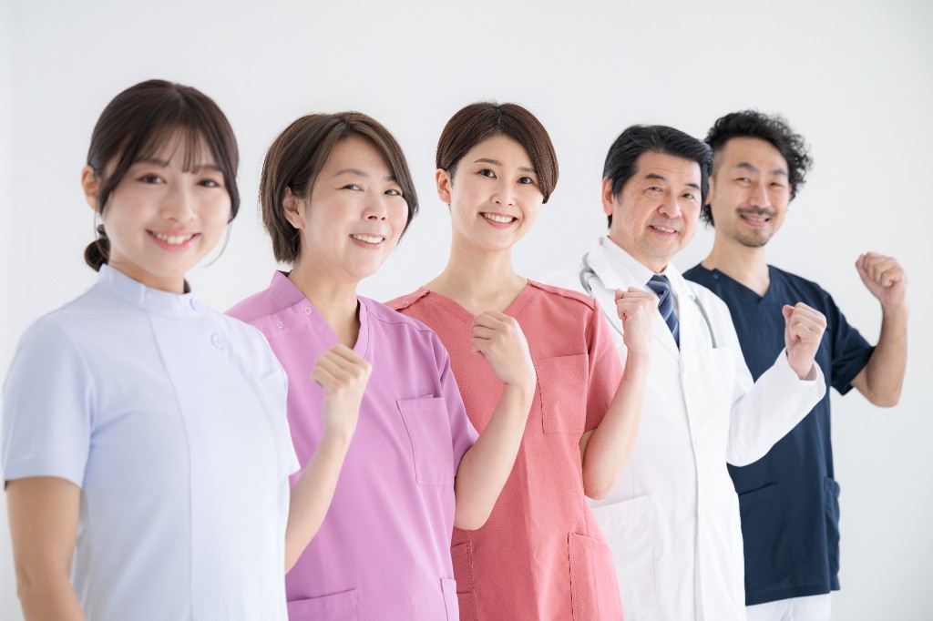 助産師・医師・スタッフの集合写真